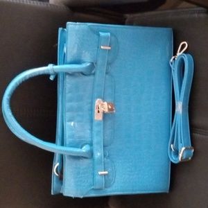 Large purse option of handles or straps